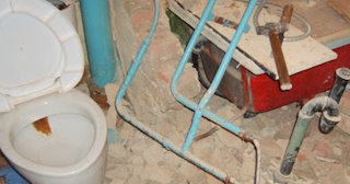 Профессиональный демонтаж перегородки ванной и туалета в Воркуте - от 562 рублей